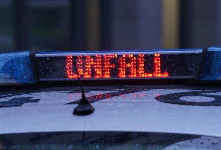 Betrunkener Autofahrer rammt Radfahrer, der schwere Kopfverletzungen erleidet Der Schriftzug "Unfall" ist neben dem Blaulicht auf dem Dach eines Polizeiautos zu lesen