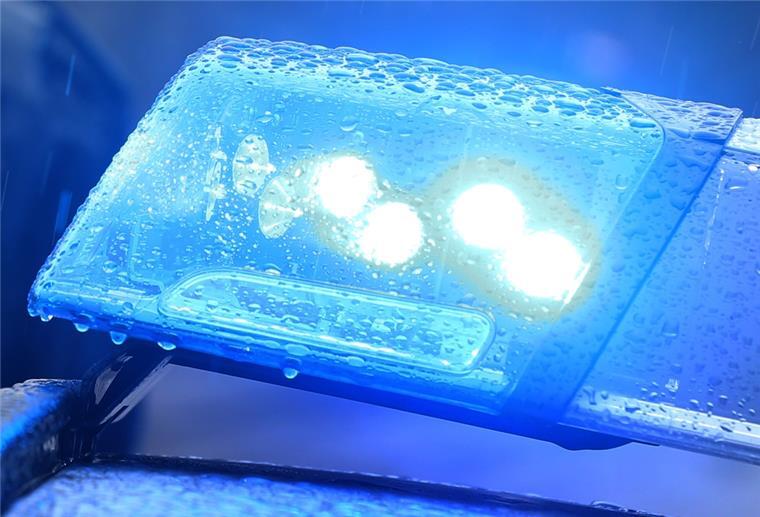 Bremerhaven: Polizei stoppt betrunkenen Autodieb Blaulicht auf Streifenwagen.