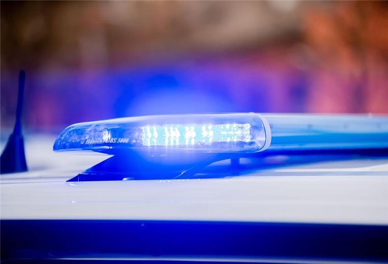 Besorgter Anruf und Kinderrufe: Polizei bricht Wohnung in Lemwerder auf Das Blaulicht eines Polizeifahrzeuges leuchtet.