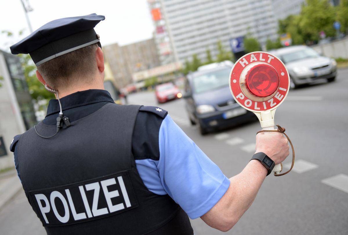 Die Polizei hat in Geestemünde einen Rollerfahrer erwischt der bei Rot gleich über vier Ampeln fuhr.