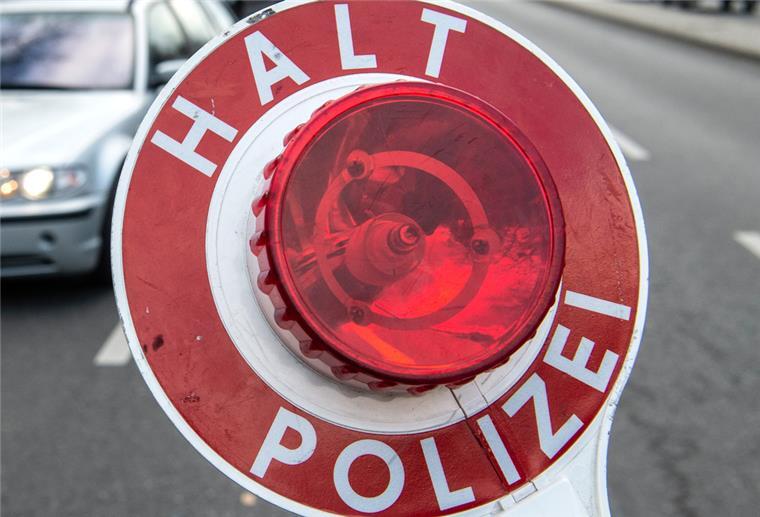 Neuenwalde: Autofahrer zu betrunken für Alkoholtest Polizeikelle mit der Aufschrift "Halt Polizei"