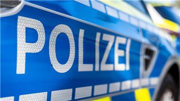  An der Tür von einem Streifenwagen steht der Schriftzug «Polizei»