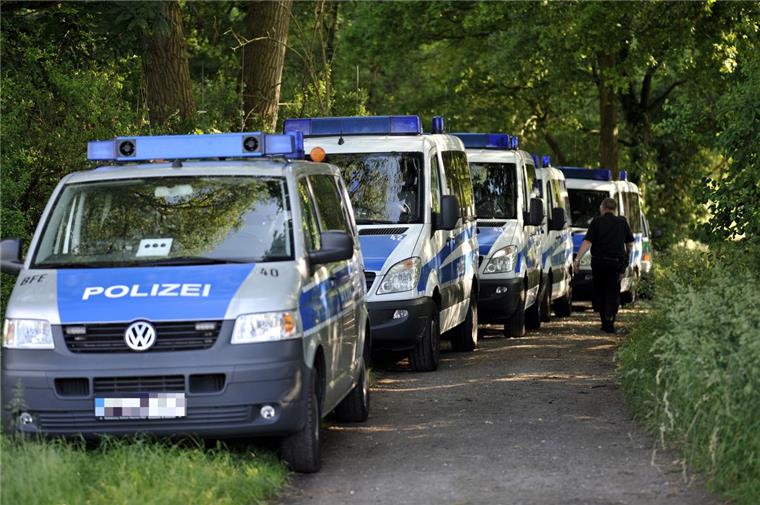 Mehrstündiger Einsatz nach Scherz: Polizei rückt mit Suchhund und Hubschrauber aus Die Polizei hat mit einem Großaufgebot nach dem angeblich angeschossenen Mann aus der Nähe von Hannover gesucht.