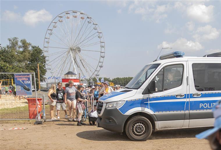 Vergewaltigung auf dem Deichbrand-Festival: Das ist der Stand der Ermittlungen Polizeiwagen vor Riesenrad beim Deichbrand-Festival