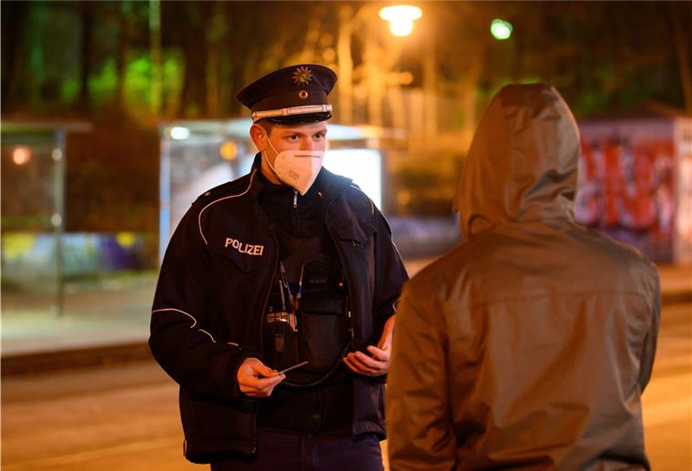 Dresden: Polizisten laufen in der Nacht im Stadtteil Gorbitz Streife und kontrollieren die Einhaltung der Ausgangssperre. 