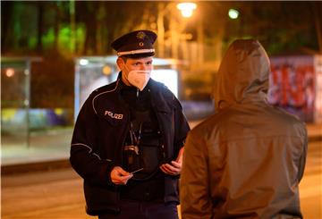 Dresden: Polizisten laufen in der Nacht im Stadtteil Gorbitz Streife und kontrollieren die Einhaltung der Ausgangssperre. 