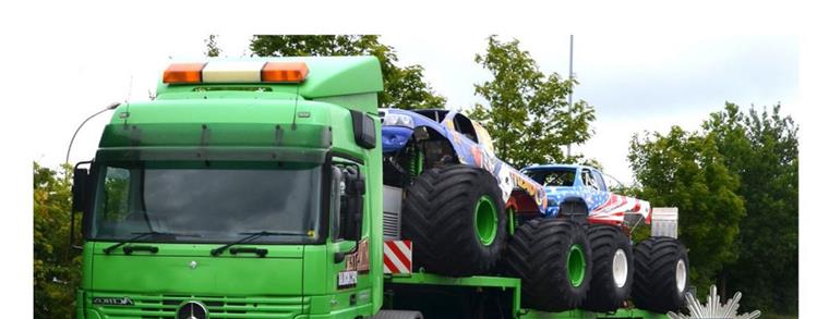 Die Polizei hat zwei mit Monstertrucks geladene Schwertransporter gestoppt.