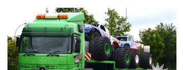 Die Polizei hat zwei mit Monstertrucks geladene Schwertransporter gestoppt.