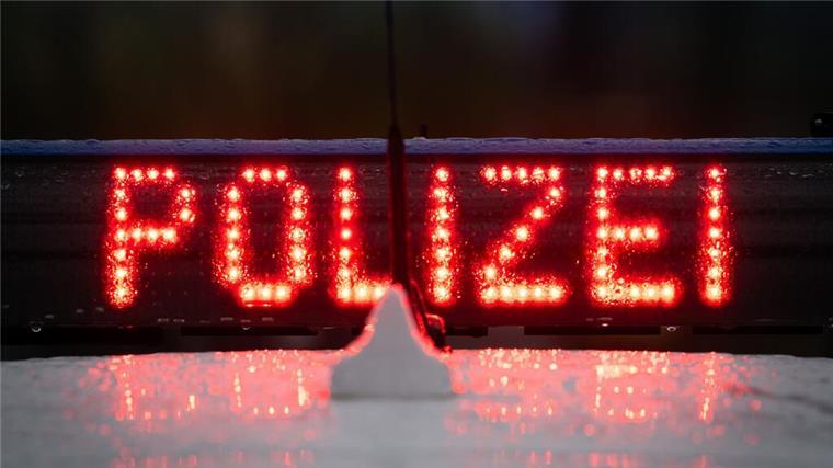 Auto übersehen: 85-Jähriger bei Unfall in Sievern schwer verletzt Der Schriftzug „Polizei“