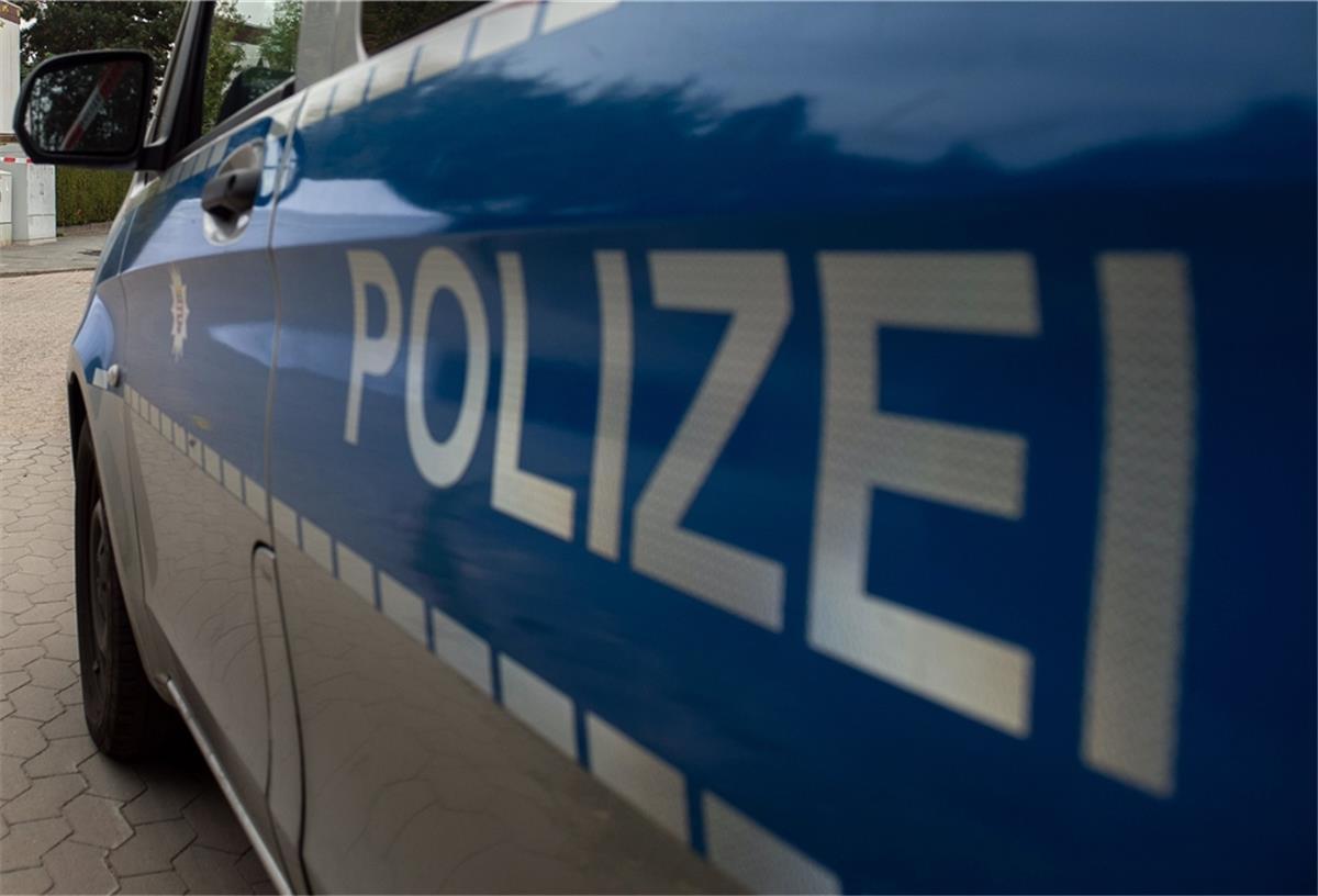 23-jähriger Bremerhavener fährt auf Drogen in gestohlenem Auto Die Tür eines Polizeiwagens mit der Aufschrift "Polizei".