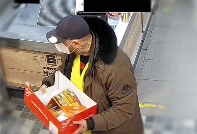 Polizei Bremerhaven fahndet nach diesem Mann mit Halstattoo Fahndungsfoto eines Mannes mit Halstattoo in einem Bremerhavener Supermarkt.