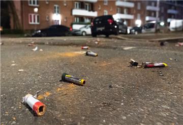 Explodierte Böller- und Raketenteile liegen am Neujahrsmorgen auf einer Kreuzung in einem Wohngebiet