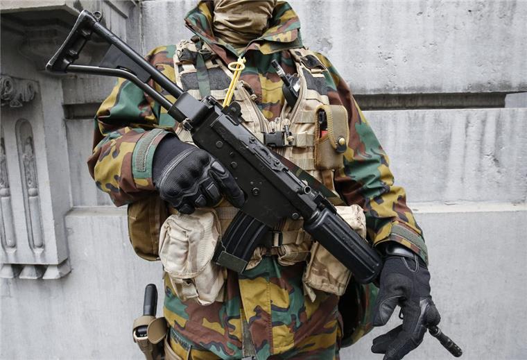 Ein Dutzend Festnahmen bei großem Anti-Terror-Einsatz in Belgien Die Polizei in Belgien hat vergangene Nacht in einem Anti-Terror-Einsatz in 16 Gemeinden Häuser und Garagen durchsucht.