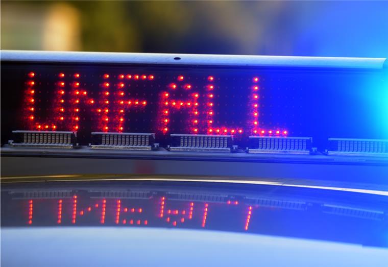 Bremen: Fußgänger stirbt bei Unfall - Audi-Fahrer flüchtet Die Polizei in Bremen ermittelt nach einem tödlichen Unfall.
