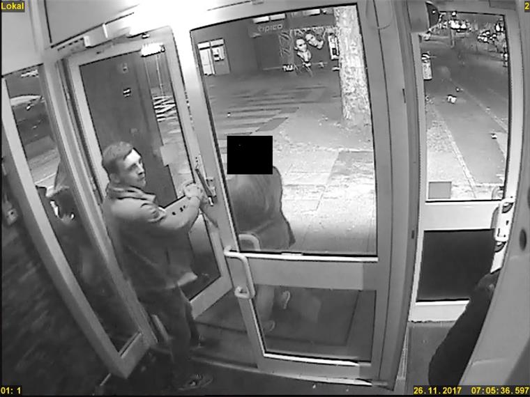 Polizei Bremen sucht nach diesem Sexualstraftäter Die Polizei in Bremen sucht einen Sexualstraftäter, der eine Frau vergewaltigt haben soll.