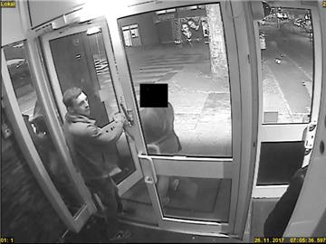 Die Polizei in Bremen sucht einen Sexualstraftäter, der eine Frau vergewaltigt haben soll. 