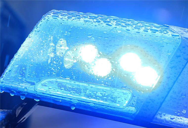 Streifenwagen mit einem aktivierten Blaulicht