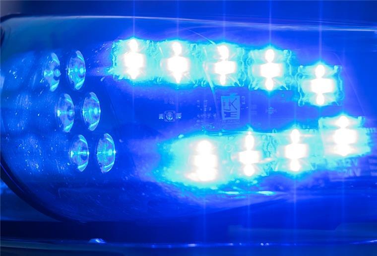 Chaoten treten in Bremerhaven Außenspiegel ab Das Blaulicht auf einem Fahrzeug der Polizei leuchtet in der Dunkelheit.