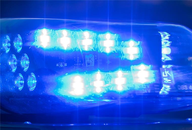 Lehe: Frau schwer verletzt und einfach abgehauen Blaulicht auf Polizeiauto