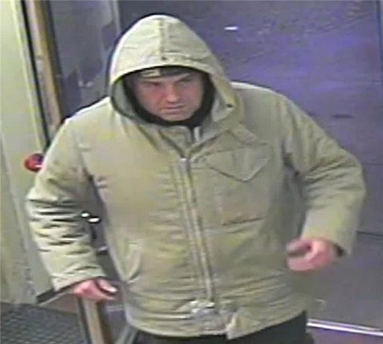 Tankstelle in der Hafenstraße überfallen: Wer kennt diesen Mann? Die Polizei in Bremerhaven fahndet nach diesem Mann. Er soll am 25. März die Tankstelle in der Hafenstraße in Höhe Leher Tor überfallen haben.