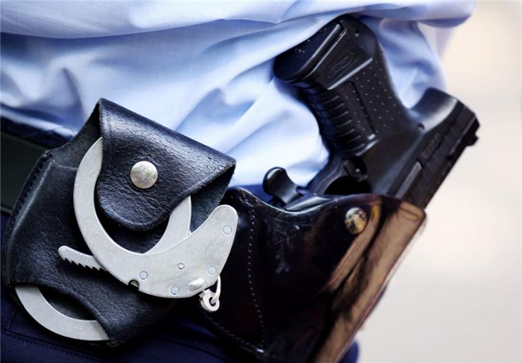 E-Zigaretten: Polizei in Bremerhaven nimmt Tatverdächtige fest Die Polizei in Bremerhaven hat drei Tatverdächtige ermittelt, die im Verdacht stehen, die gefährlichen Zusätze in E-Zigaretten und E-Shishas verkauft zu haben.