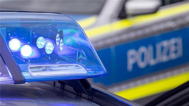 Ein Blaulicht auf dem Dach eines Polizeifahrzeugs.