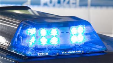 Ein Blaulicht leuchtet auf dem Dach eines Polizeiwagens. 