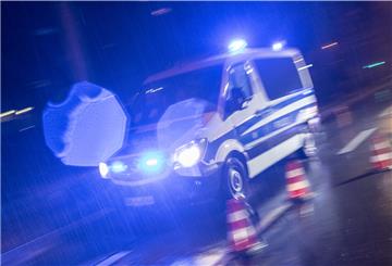 Ein Polizeiwagen mit Blaulicht im Regen. 