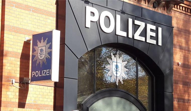 Unfall mit Radfahrerin in Bremerhaven: Transporter fährt weiter Die Polizei in Bremerhaven sucht einen Autofahrer, der am Montagmorgen einen Unfall verursacht haben.