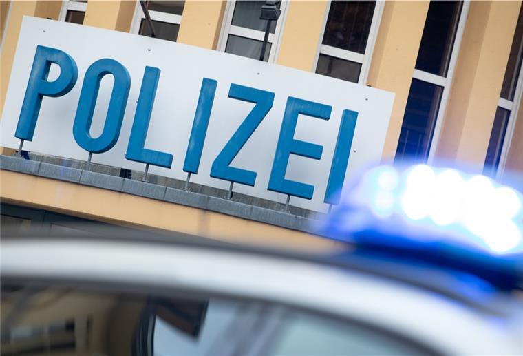 Polizei setzt Straftäter vor die Tür Die Polizei in Hannover hat einen Straftäter vor die Tür gesetzt. Der Mann hatte versucht, sich zu stellen.