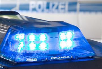 Ein Blaulicht leuchtet auf dem Dach eines Polizeiwagens.