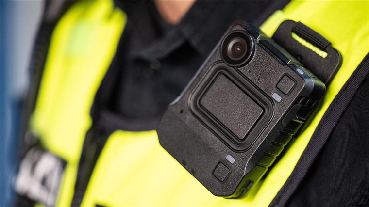 Die Polizei in Niedersachsen nutzt bereits seit 2016 Bodycams - nun gibt es Forderungen, diese Kameras auch für andere Einsatzkräfte zur Verfügung zu stellen. (Archivfoto)  