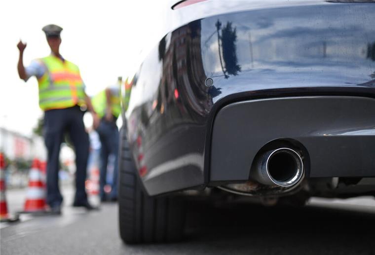 Polizei Rotenburg geht gegen Autoposer vor: Kontrollen und Verstöße Ein Polizist in gelber Warnweste kontrolliert einen Pkw