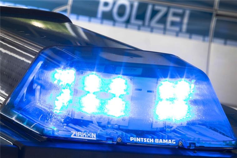 Auf der L 130: Autofahrer braust nach Unfall davon Die Polizei in Sittensen sucht den Fahrer eines größeren, dunklen Wagens. Dieser hat Dienstagnachmittag auf der L 130 zwischen Ramshausen und Freetz einen Motorradfahrer angefahren.