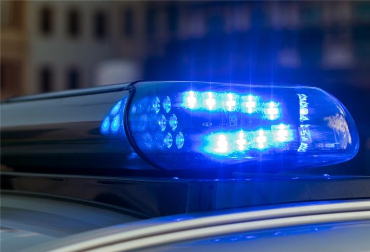 Verden: Polizei greift hilflose Jugendliche auf Das Blaulicht auf einem Fahrzeug der Polizei leuchtet in der Dunkelheit.