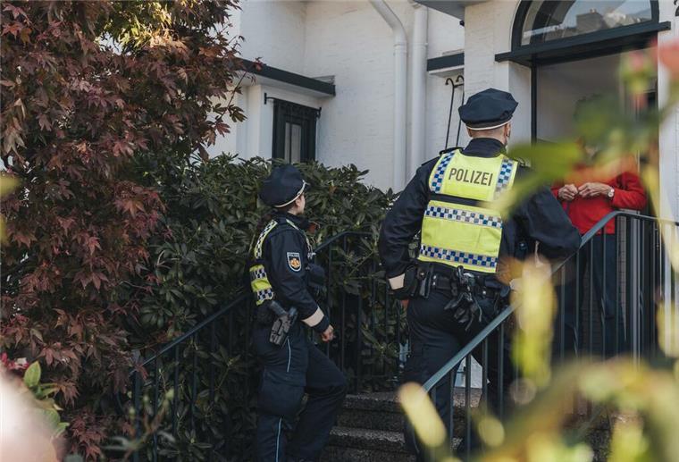 Einbruchschutz: Polizei Bremerhaven informiert 850 Haushalte – Beratung auf dem Wochenmarkt Die Polizei informierte im Rahmen der Präventions-Aktion "Gemeinsam Wachsam" Bürgerinnen und Bürger in Bremerhaven zum Thema Einbruchschutz.