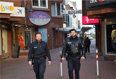 Die Polizei-Inspektion Delmenhorst/Oldenburg-Land/Wesermarsch zeigt auch in Nordenham verstärkte Präsenz. Die Beamten achten auf die Einhaltung der Beschränkungen im öffentlichen Leben.