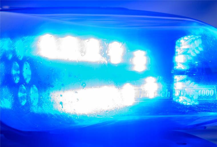 Ladendieb stiehlt aus Drogeriemarkt in Bremerhaven und haut auf Fahrrad ab Blaulicht leuchtet auf einem Fahrzeug der Landespolizei Sachsen-Anhalt.