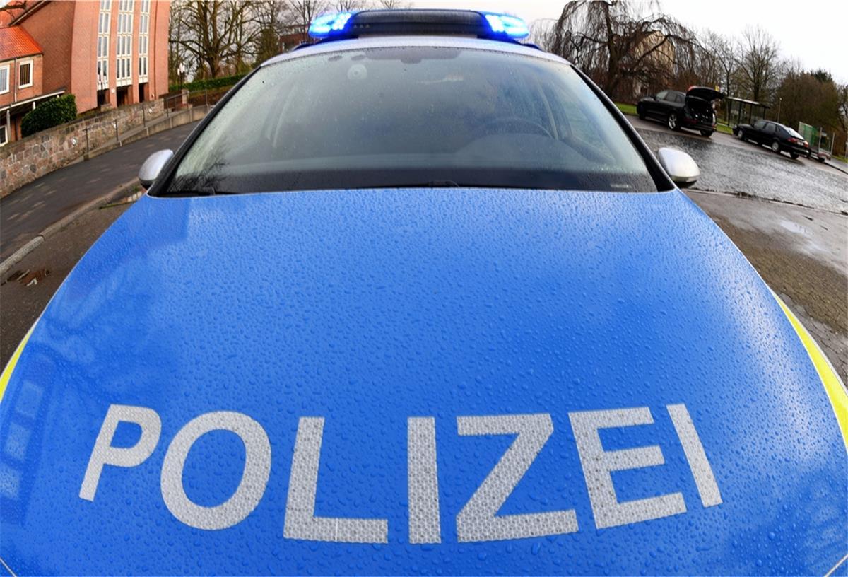 Ein Streifenwagen der Polizei steht mit eingeschaltetem Blaulicht in Kiel.