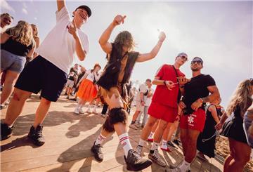 Deichbrand-Festival 2024. Menschen tanzen. 