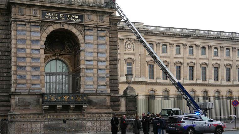 Louvre-Einbrecher stehlen Beute von „historischem Wert“ Die Polizei ist vor Ort.