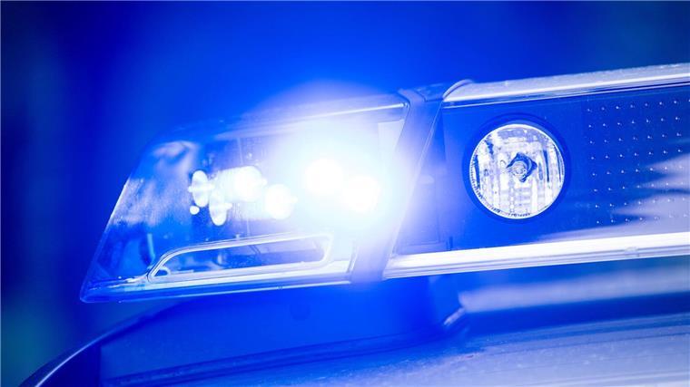 Mehrere Menschen schlagen mit Eisenstangen aufeinander ein Die Polizei kann die Situation durch ein großes Aufgebot an Einsatzkräften deeskalieren (Symbolbild).