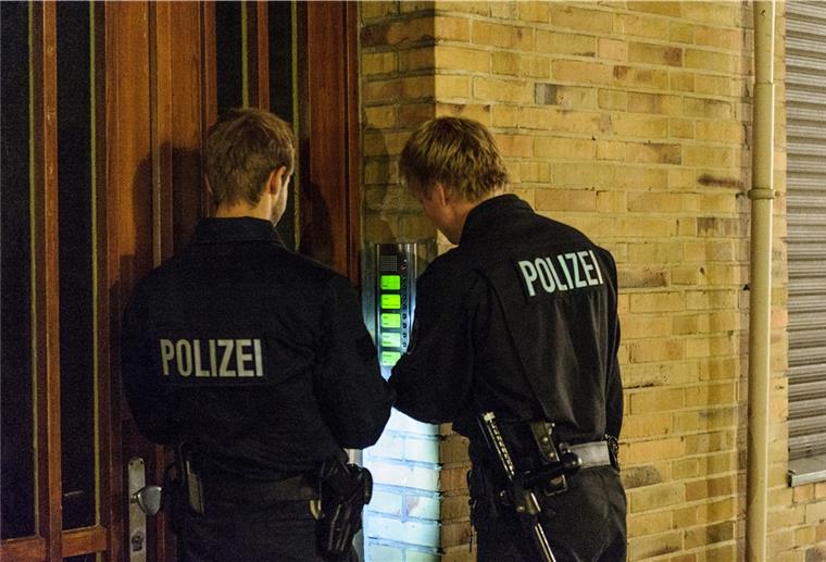 Wie der Staat einem gegen Stalking helfen kann Zwei Polizisten klingeln (Niedersachsen) an einer Haustür.