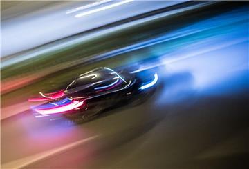 Verwischte Ansicht eines fahrenden Autos