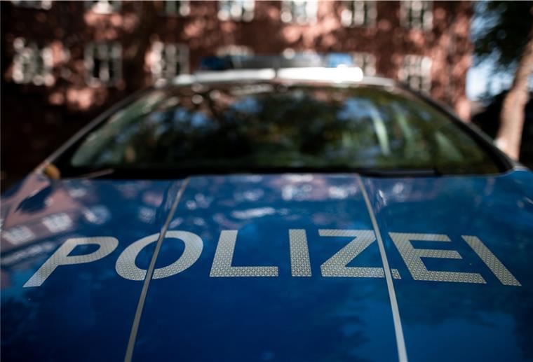 Lehe: Flucht vor der Polizei mit 100 km/h Der Schriftzug «Polizei» ist auf einem Polizeiauto zu sehen.