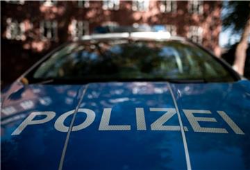 Der Schriftzug «Polizei» ist auf einem Polizeiauto zu sehen.