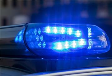 Das Blaulicht auf einem Fahrzeug der Polizei leuchtet in der Dunkelheit. 