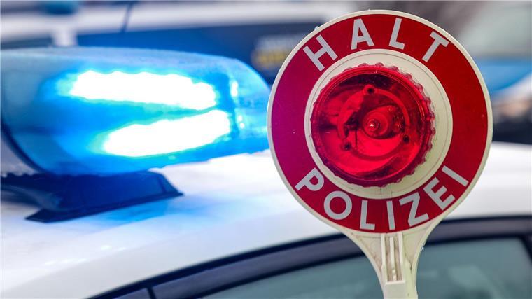 Auffahrt verpasst: Mann fährt als Geisterfahrer auf Autobahn Die Polizei kontrolliert schließlich den Wagen. (Symbolbild)