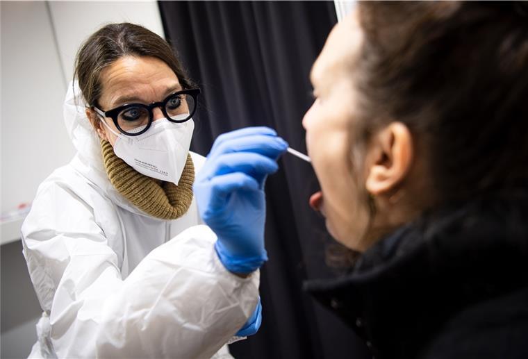 Die Polizei kontrollierte mehrere Corona-Testzentren und stellte bei allen Arbeitsschutzmängel und Verstöße gegen die Hygienebestimmungen fest.