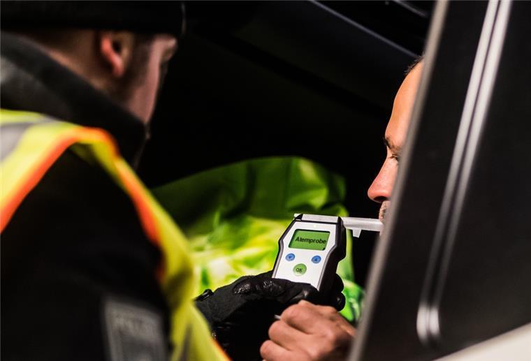 3,27 Promille: Loxstedter prallt mit Gegenverkehr zusammen Ein Polizist kontrolliert einen LKW-Fahrer auf Alkoholgenuss.